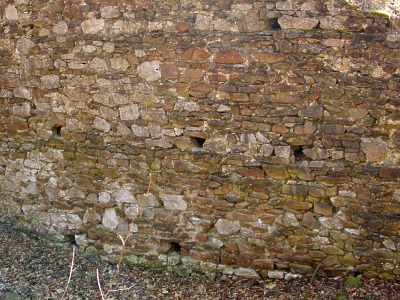 Hrad Holštejn - zachovalá zeď