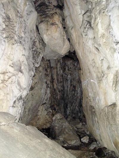 Jeskyně Hladomorna - levý roh s balvanem u stropu