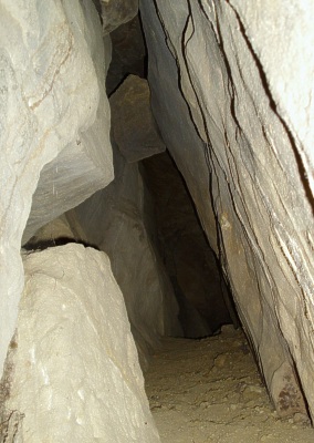 Úzký průlez jeskyní Pochva u Pamětic