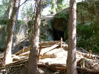 Skalní blok s jeskyňkou - Pamětice