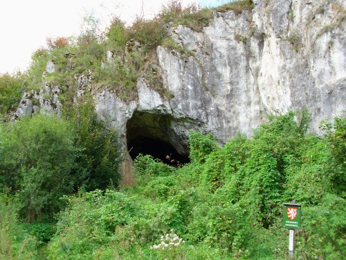 Portál Cigánské jeskyně nedaleko Ostrova u Macochy