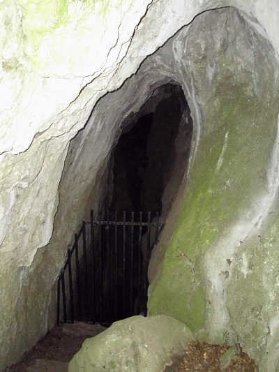 Zamřížovaný vstup do jeskyně Propástka