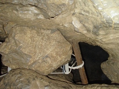 Netopýrka - skalní blok pod trámem