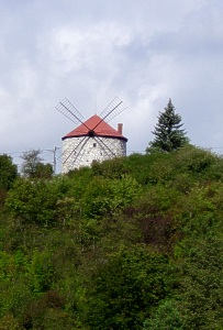 Větrný mlýn v Ostrově u Macochy - pohled od Balcarky