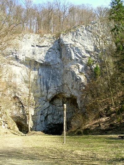 Býčí skála - prostranství před jeskyní