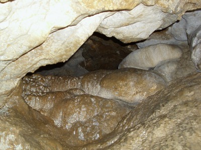 Jeskyně Ve Vaječníku - zasintrovaný komín pod převisem